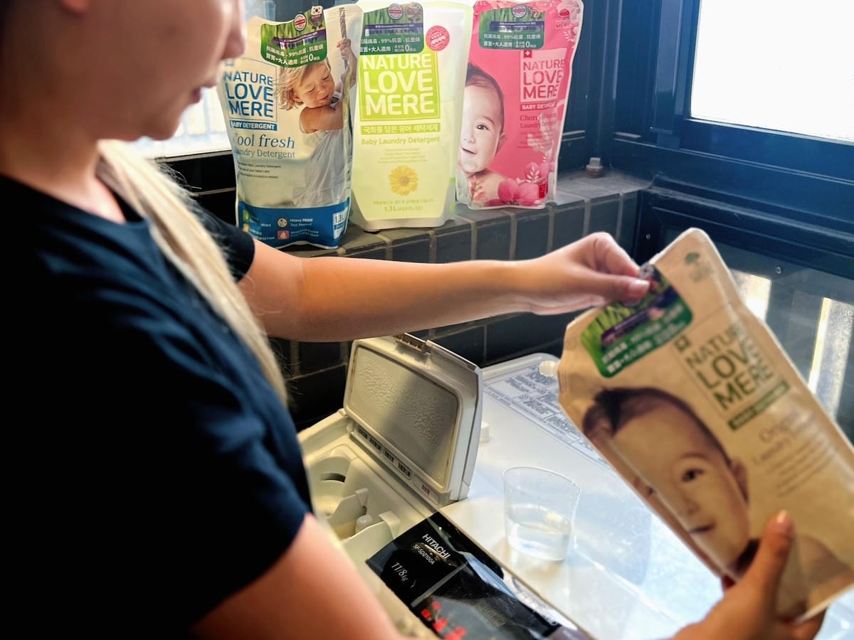 在機洗前用嬰兒洗衣精加水浸泡或是簡單在重點位置加強手洗過,這樣可以讓洗衣精更好地發揮洗淨效果,去除頑固污漬。