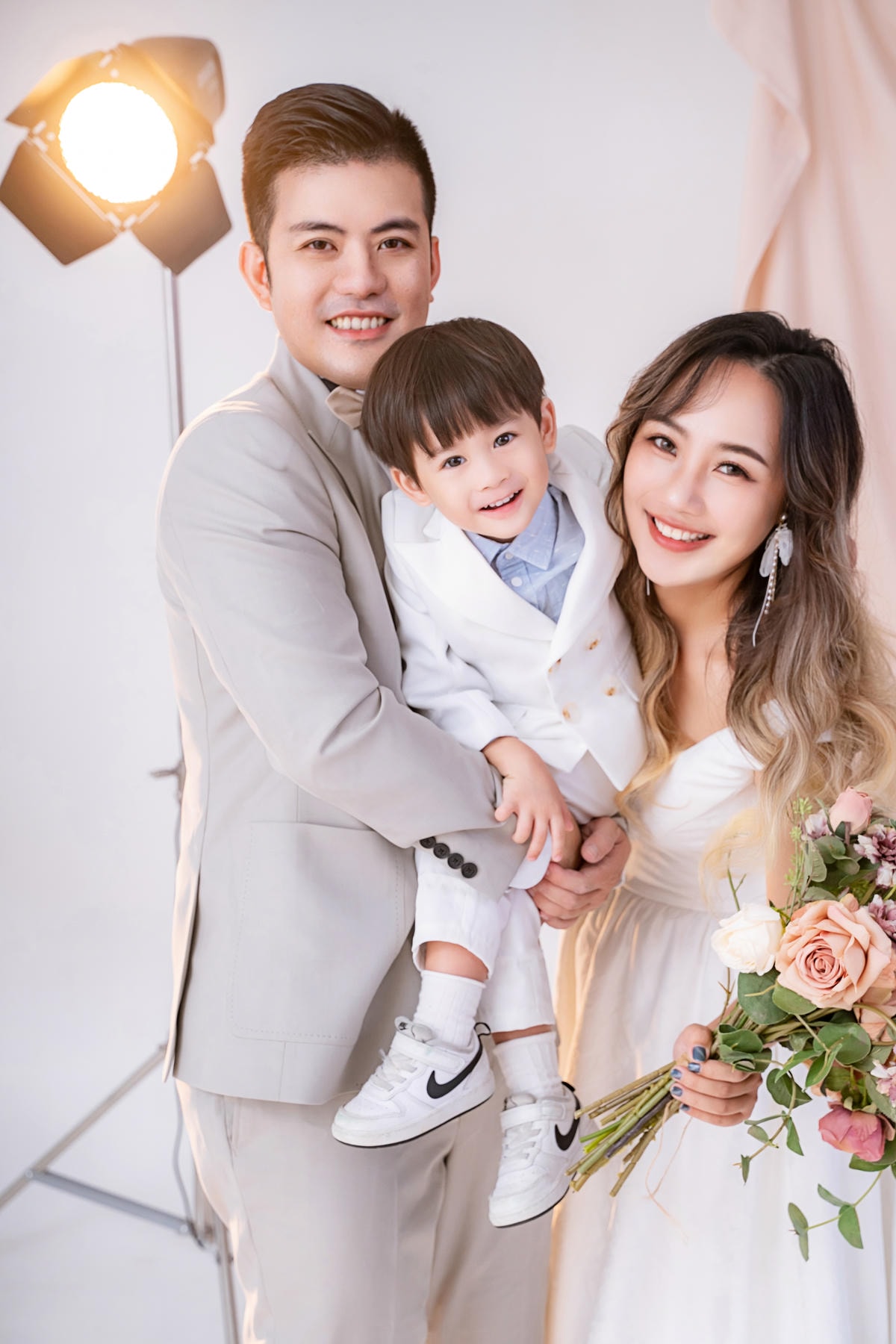 [ 全家福攝影 ]棚拍全家福比外拍更精彩,快樂拍親子寫真的一