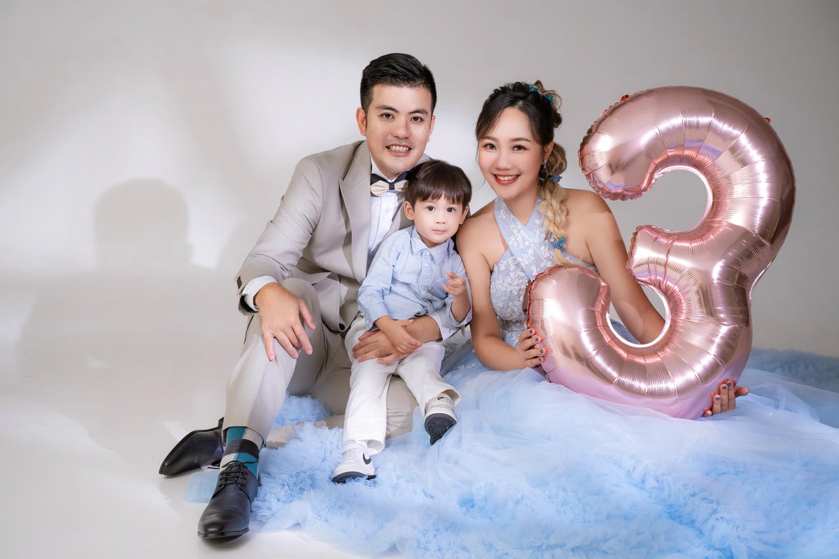 [ 全家福攝影 ]棚拍全家福比外拍更精彩,快樂拍親子寫真的一