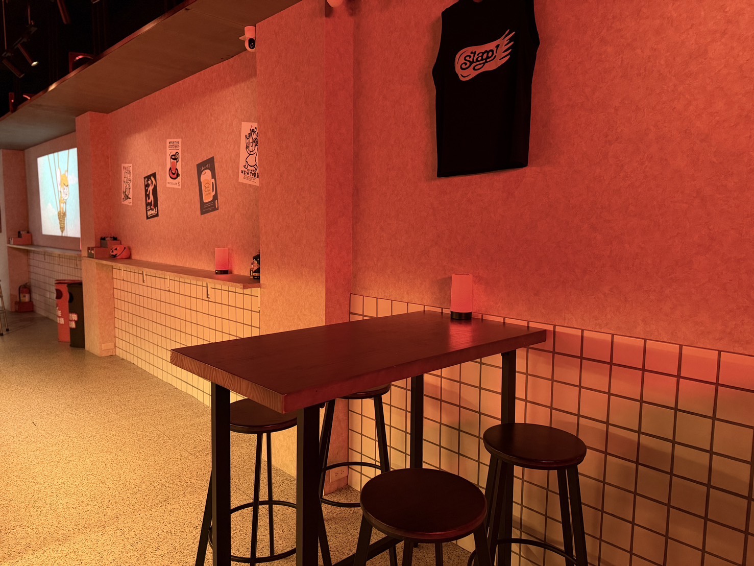 [ 桃園酒吧 ] 不醒人室 x SLAP! 中壢立飲式酒吧開箱 互動式KTV超好玩~大E人聚集地