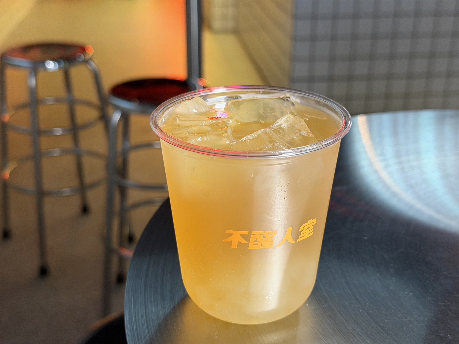 [ 桃園酒吧 ] 不醒人室 x SLAP! 中壢立飲式酒吧開箱 互動式KTV超好玩~大E人聚集地