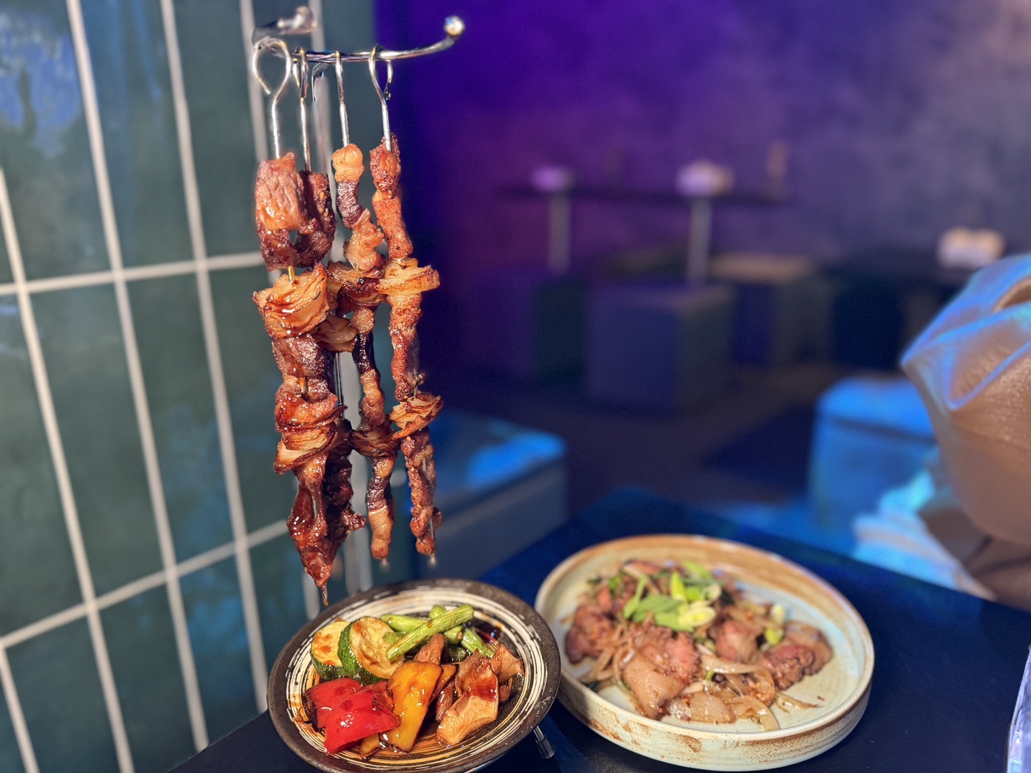 [ 桃園酒吧 ] 不醒人室 x SLAP! 中壢立飲式酒吧開箱 互動式KTV超好玩~大E人聚集地