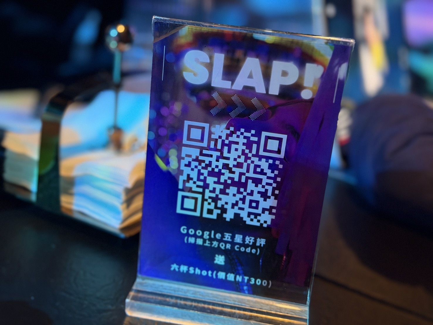 [ 桃園酒吧 ] 不醒人室 x SLAP! 中壢立飲式酒吧開箱 互動式KTV超好玩~大E人聚集地