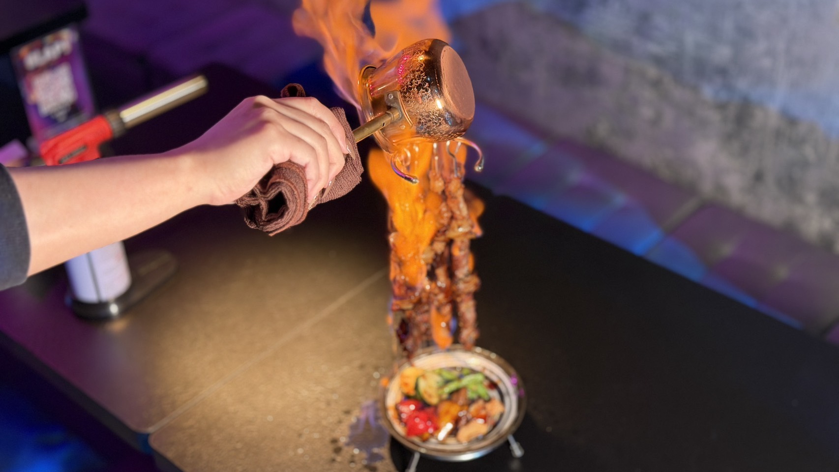 [ 桃園酒吧 ] 不醒人室 x SLAP! 中壢立飲式酒吧開箱 互動式KTV超好玩~大E人聚集地