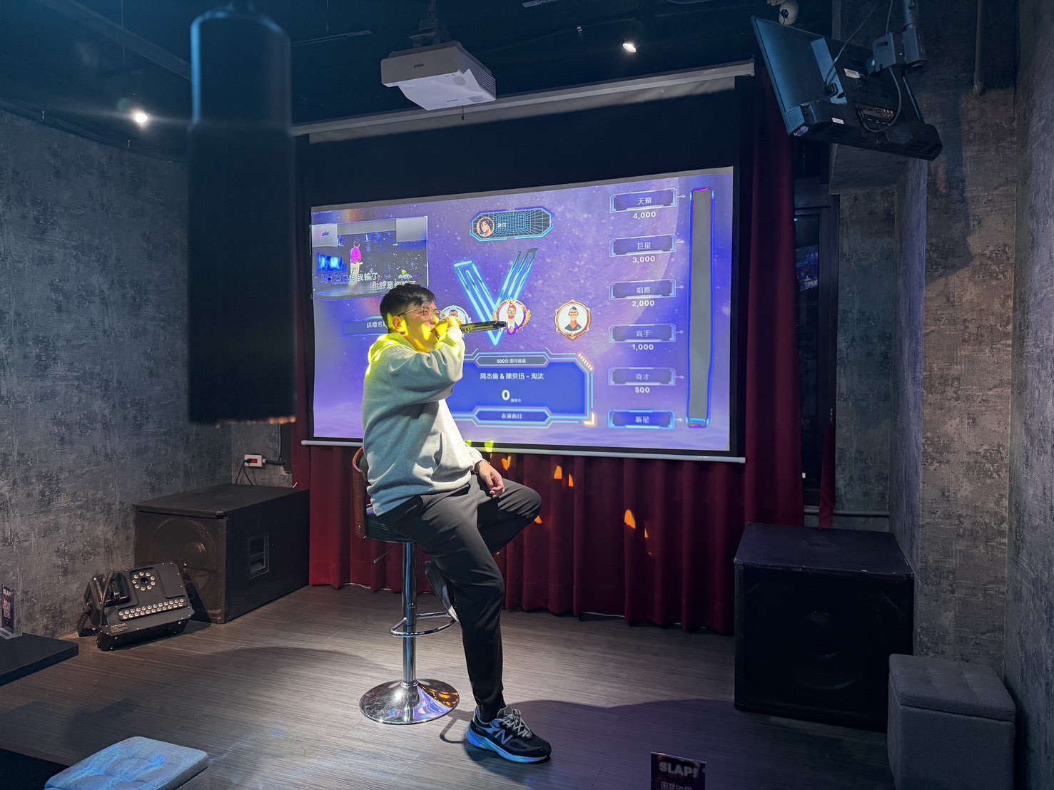 [ 桃園酒吧 ] 不醒人室 x SLAP! 中壢立飲式酒吧開箱 互動式KTV超好玩~大E人聚集地