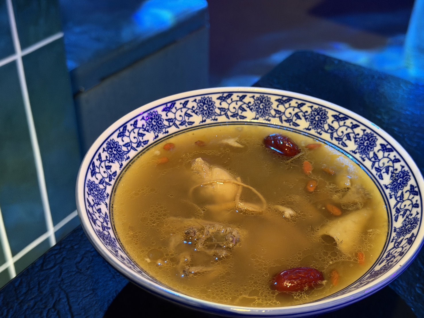 [ 桃園酒吧 ] 不醒人室 x SLAP! 中壢立飲式酒吧開箱 互動式KTV超好玩~大E人聚集地