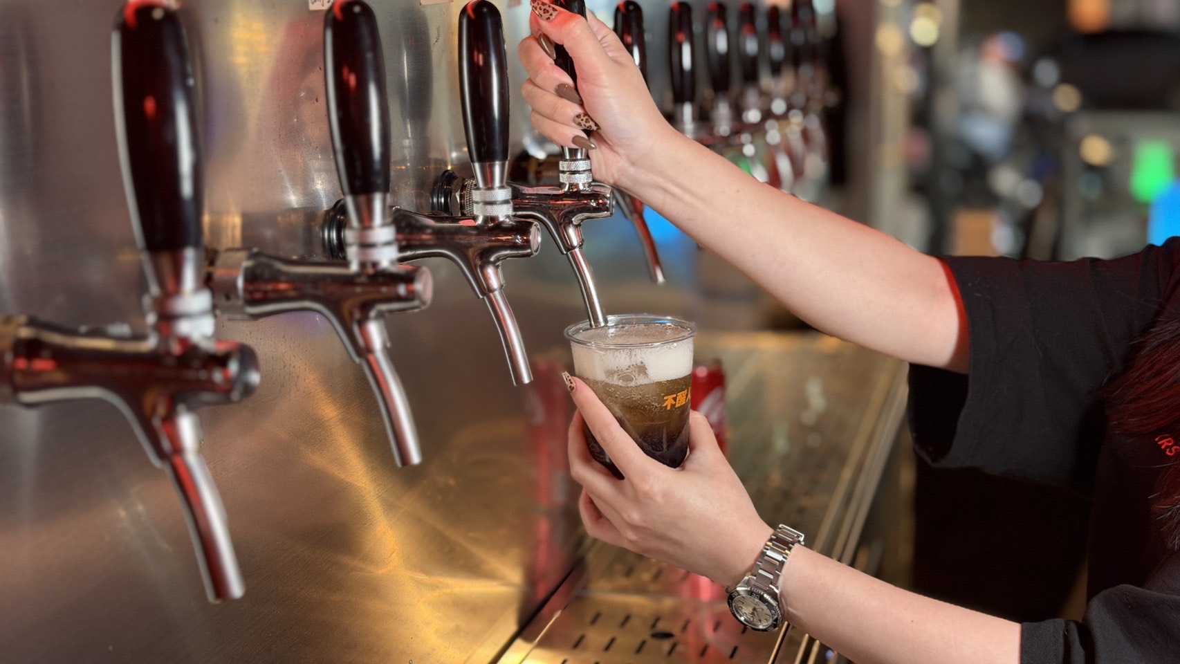 [ 桃園酒吧 ] 不醒人室 x SLAP! 中壢立飲式酒吧開箱 互動式KTV超好玩~大E人聚集地