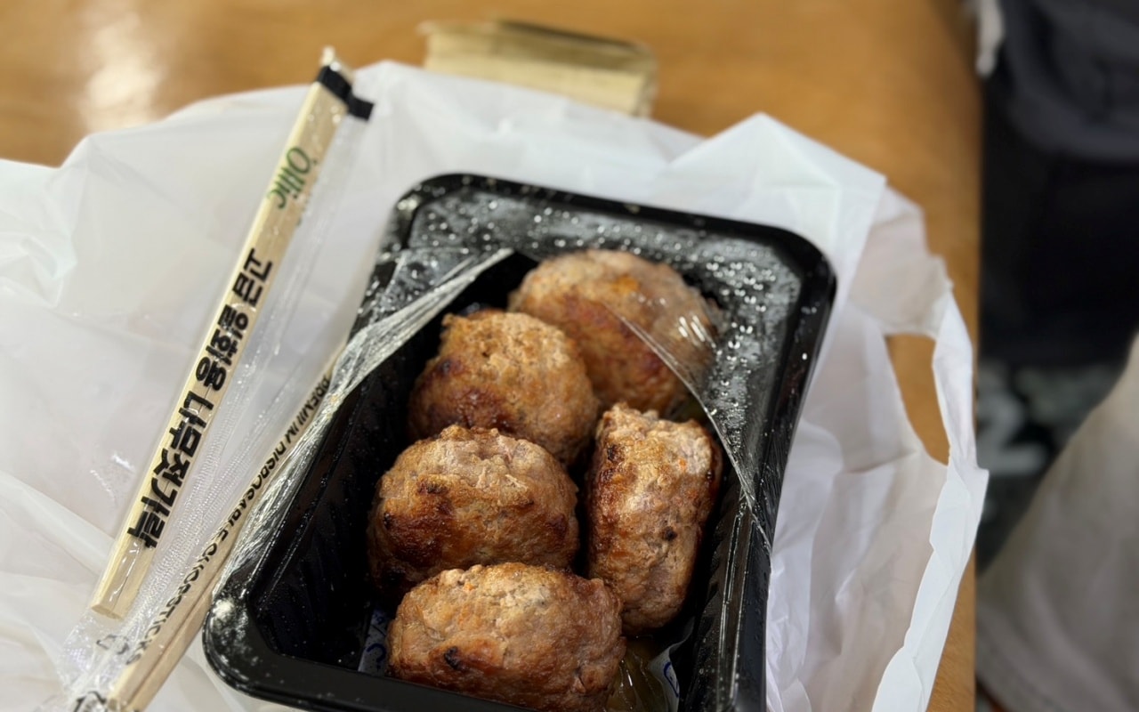[ 釜山食記 ] 부전떡갈비 삼초전釜田市場漢堡肉排隊名店，在地人才知道的爆汁隱藏版小吃
