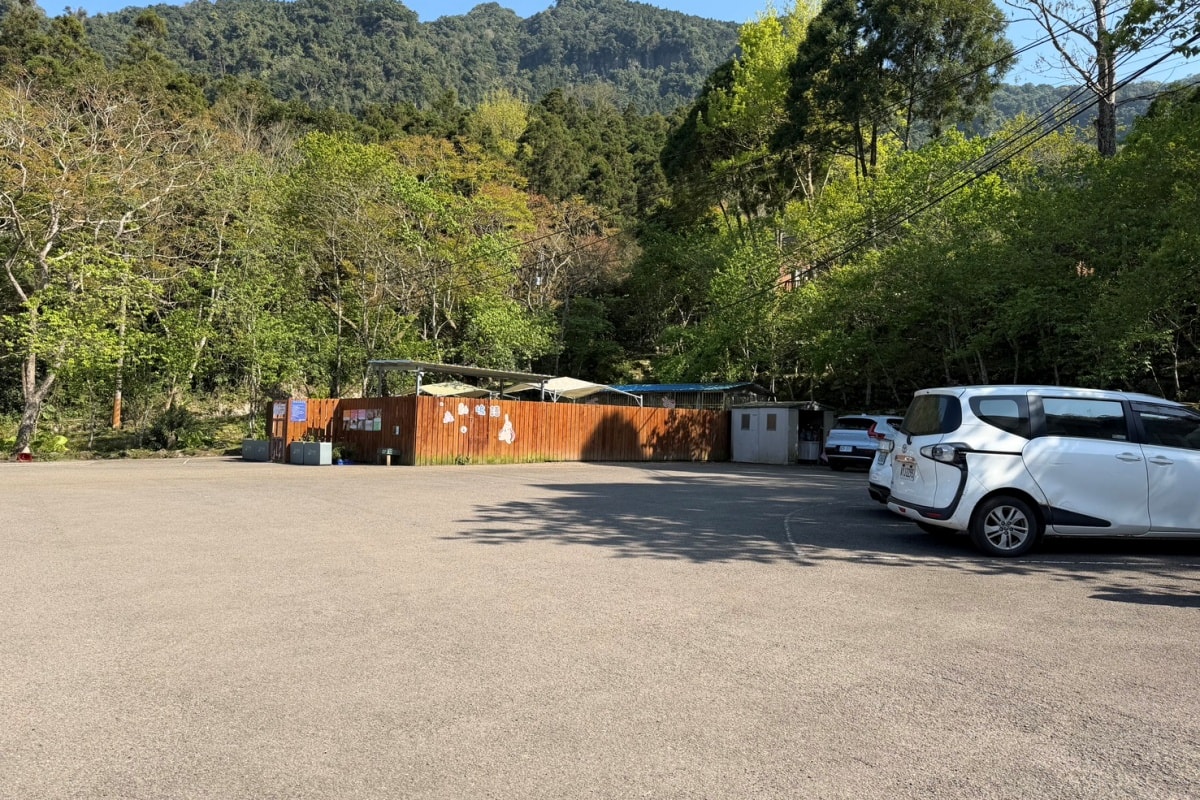 2026新竹溫泉推薦 | 新月塢溫泉會館｜尖石夜湯泡滿 10 小時！含早餐、餵狐獴，合興車站親子放鬆好去處（內有粉絲專屬折扣碼）