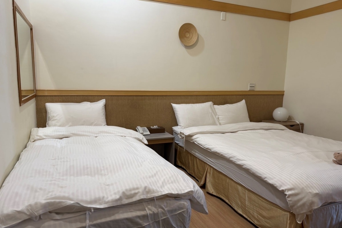 2026新竹溫泉推薦 | 新月塢溫泉會館｜尖石夜湯泡滿 10 小時！含早餐、餵狐獴，合興車站親子放鬆好去處（內有粉絲專屬折扣碼）