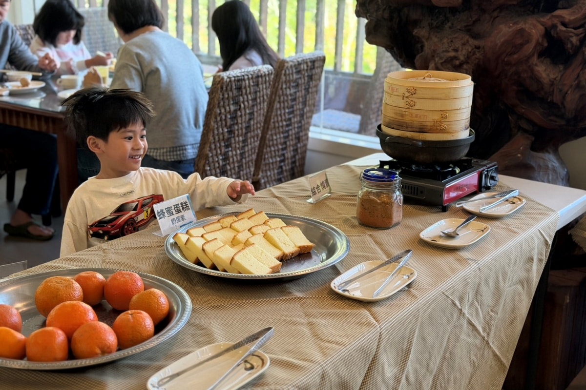 2026新竹溫泉推薦 | 新月塢溫泉會館｜尖石夜湯泡滿 10 小時！含早餐、餵狐獴，合興車站親子放鬆好去處（內有粉絲專屬折扣碼）