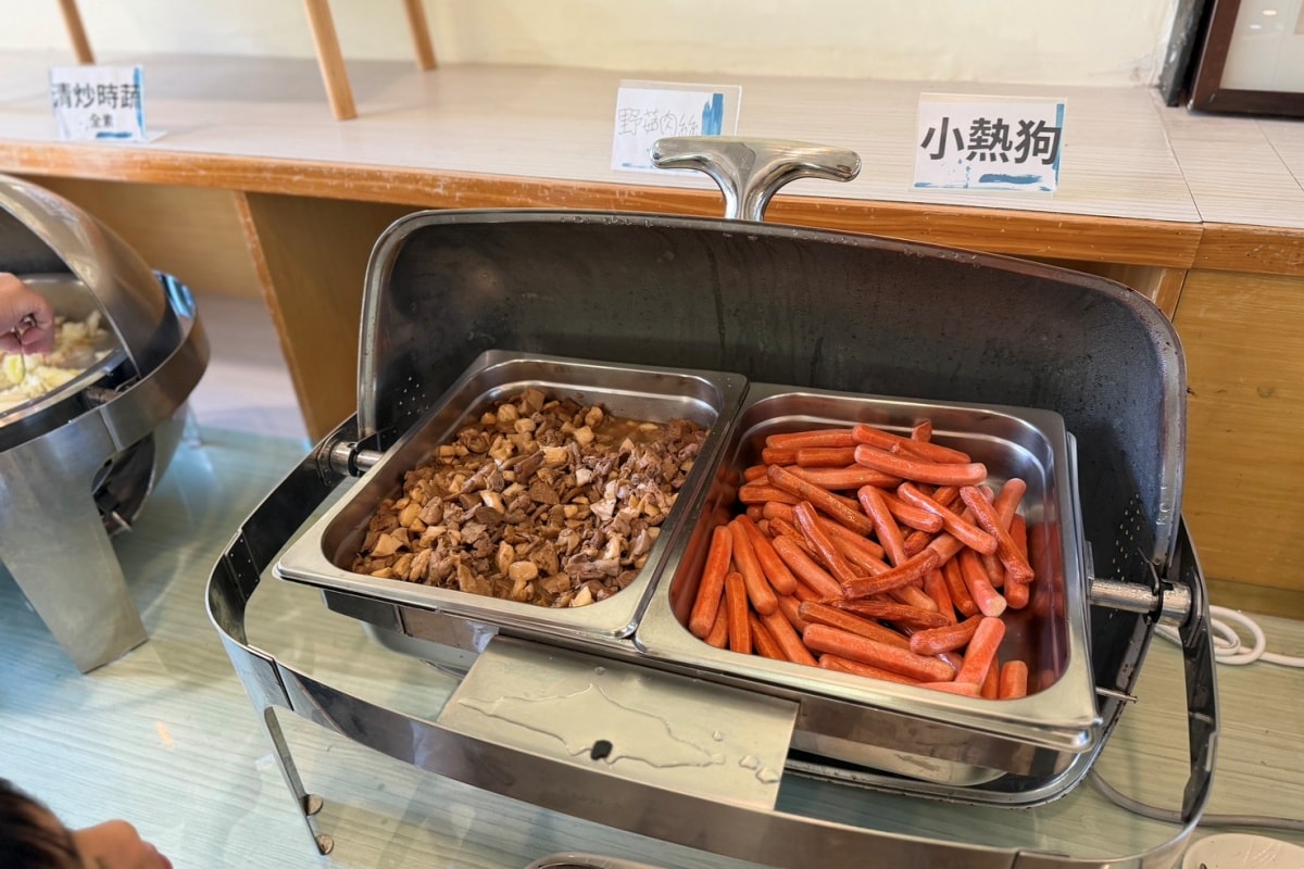2026新竹溫泉推薦 | 新月塢溫泉會館｜尖石夜湯泡滿 10 小時！含早餐、餵狐獴，合興車站親子放鬆好去處（內有粉絲專屬折扣碼）