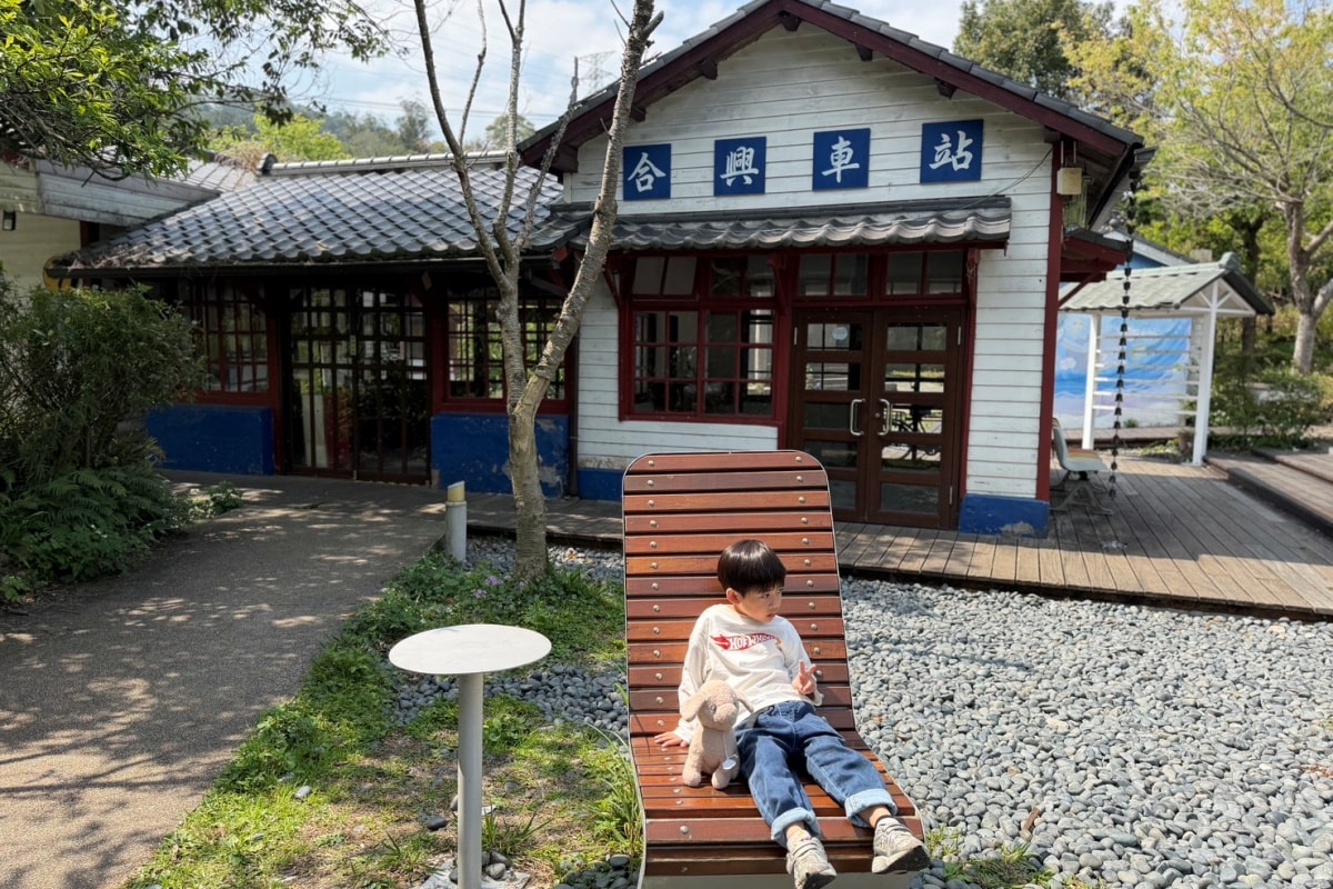2026新竹溫泉推薦 | 新月塢溫泉會館｜尖石夜湯泡滿 10 小時！含早餐、餵狐獴，合興車站親子放鬆好去處（內有粉絲專屬折扣碼）