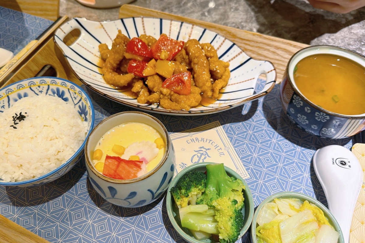 ［桃園食記］茶自點環球桃園A8店 |  桃園龜山林口聚餐餐廳分享林口聚餐餐廳推薦，長庚商圈人氣簡餐餐廳，平日不限時免費WIFI插座洽公首選餐廳