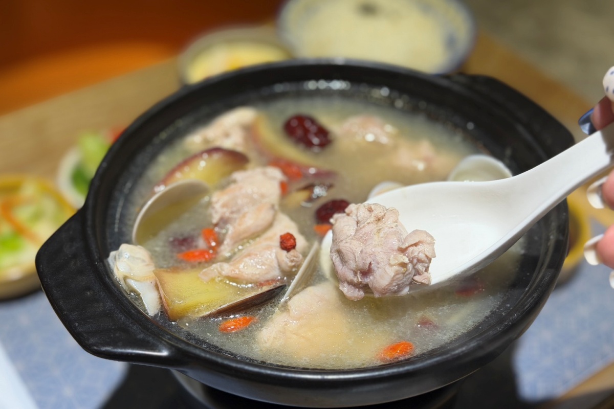 ［桃園食記］茶自點環球桃園A8店 |  桃園龜山林口聚餐餐廳分享林口聚餐餐廳推薦，長庚商圈人氣簡餐餐廳，平日不限時免費WIFI插座洽公首選餐廳