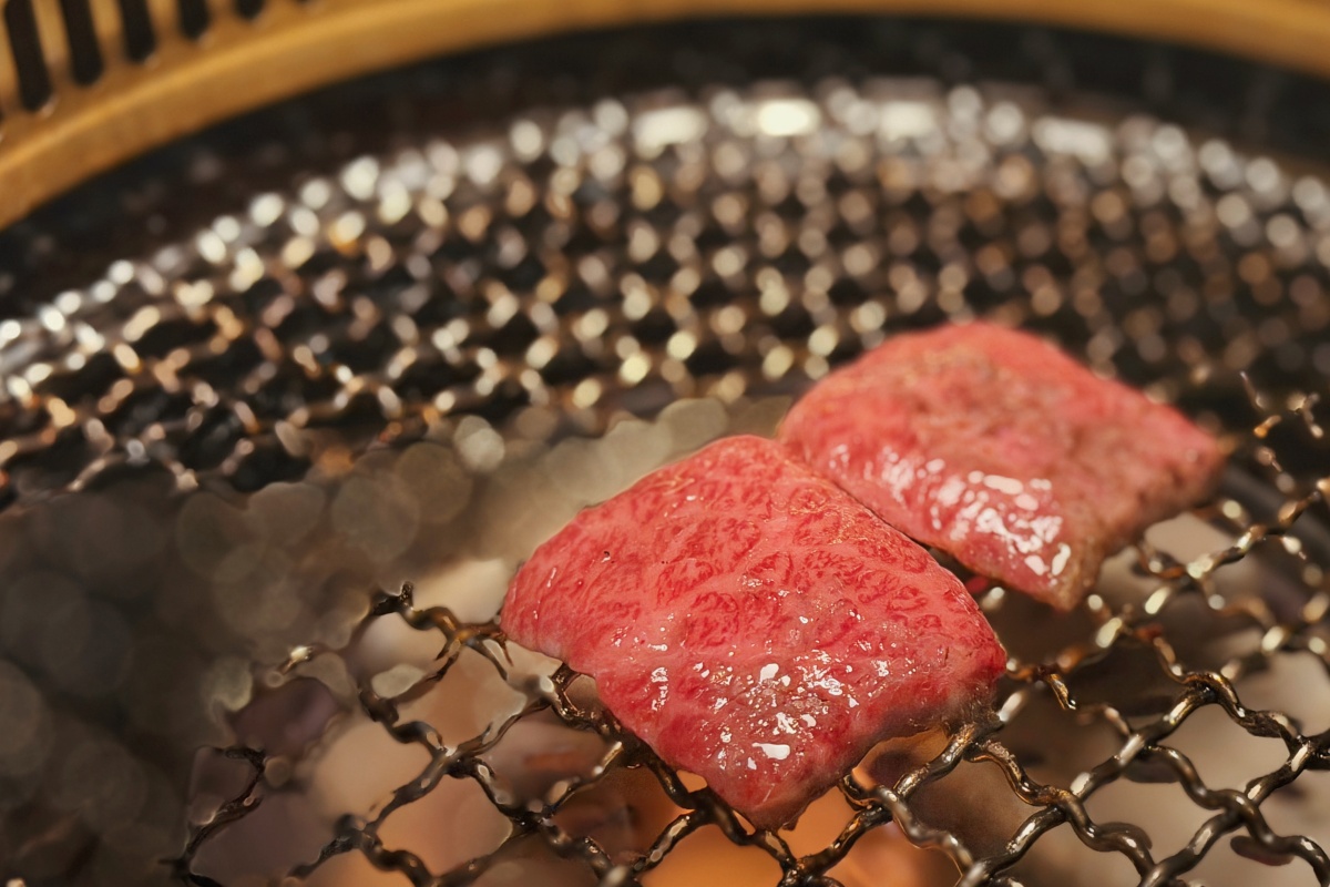 京燒肉｜台中燒肉推薦，人均1500元起爽吃A5和牛！魚子醬、海膽一上桌直接驚艷全場