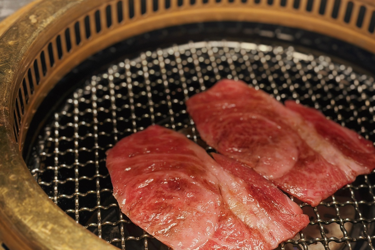 京燒肉｜台中燒肉推薦，人均1500元起爽吃A5和牛！魚子醬、海膽一上桌直接驚艷全場