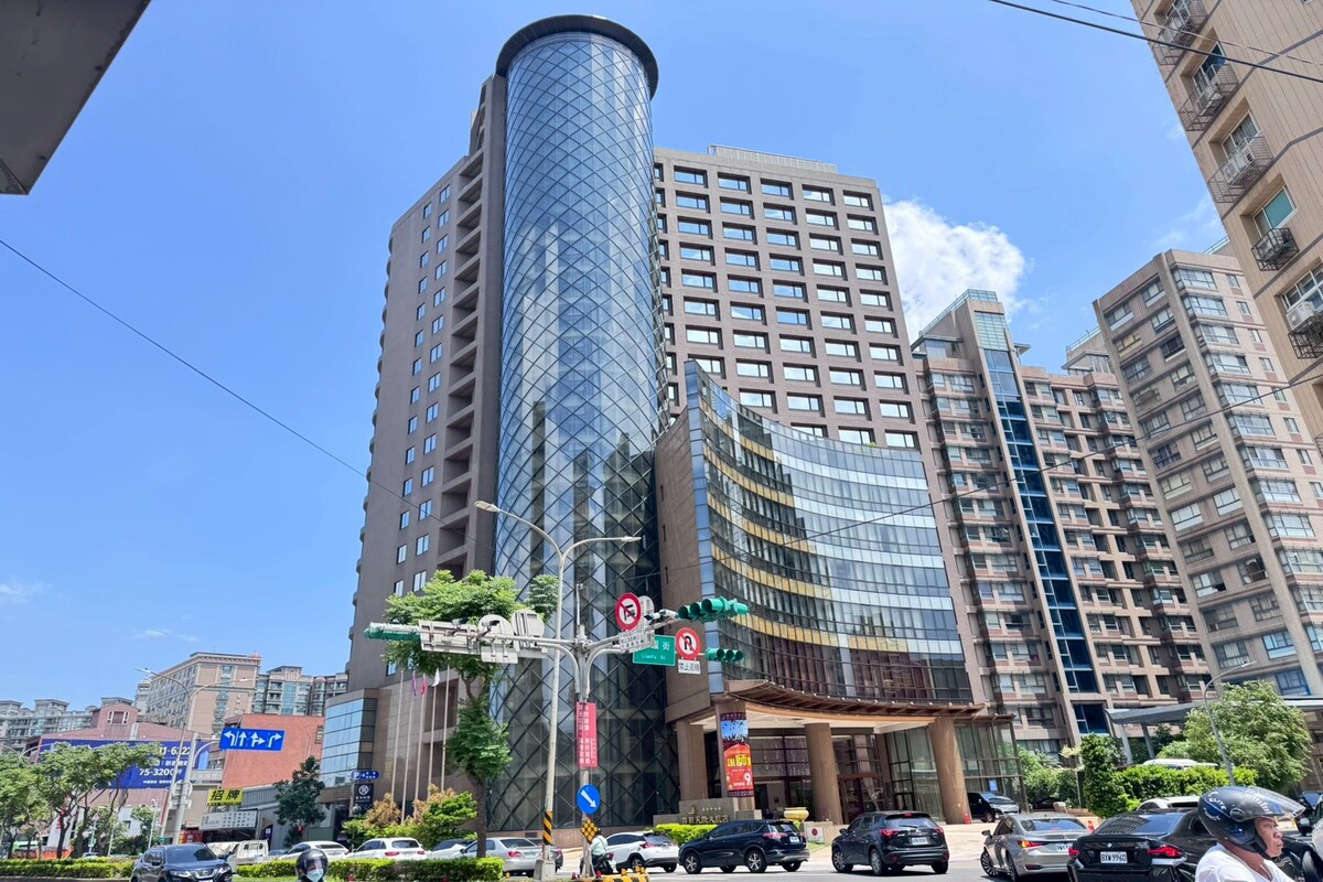 桃園旅遊住宿推薦｜入住尊爵天際大飯店，台茂購物、美食一次搞定，什麼!!!中秋節禮盒推出超好吃總裁蘇式月餅8月5日預購中
